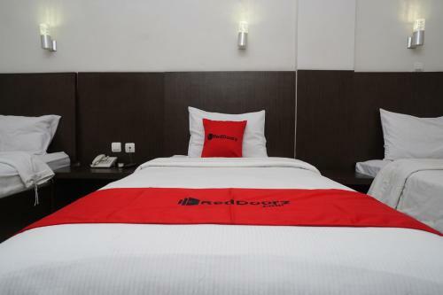 Hostal Reddoorz Plus @ Cihampelas 3
