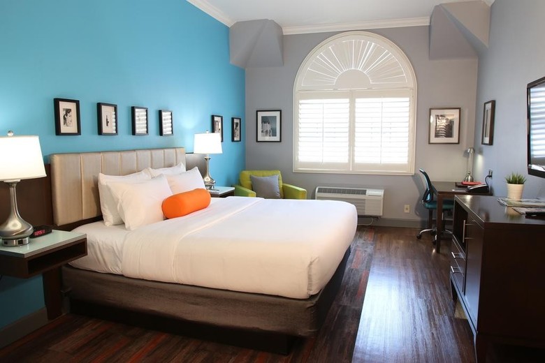 Blvd Hotel & Suites