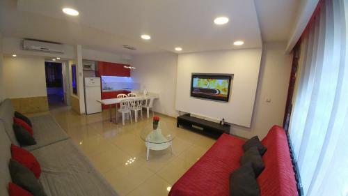 Avshalom Holiday Apartments