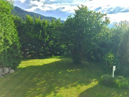Jack's Lake & Mountain (jlm) Hostel