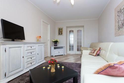 One-bedroom Apartment On Nezavisimosti 48