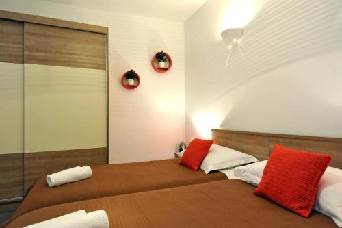 Rooms & Apartments 72
