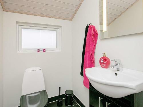 Three-bedroom Holiday Home In Hirtshals 3