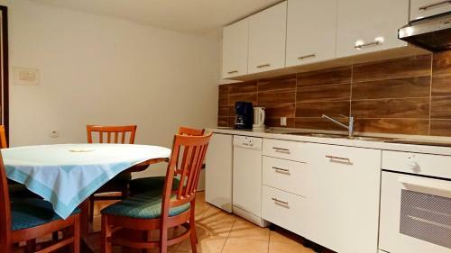 Apartments Rogo?ana