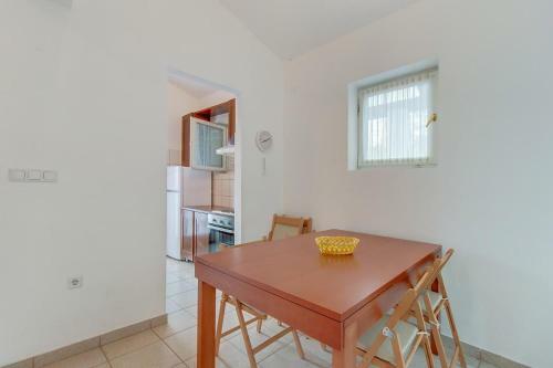 Apartment Nerezine 2516b