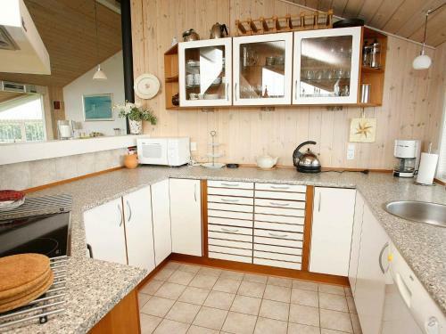 Three-bedroom Holiday Home In L�kken 6