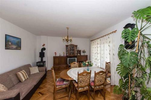 Three-bedroom Apartment In Dramalj V
