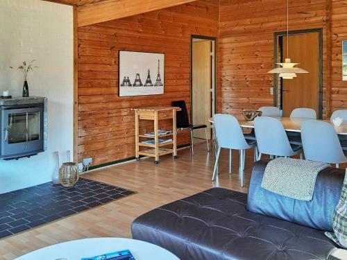 Three-bedroom Holiday Home In �lb�k 41