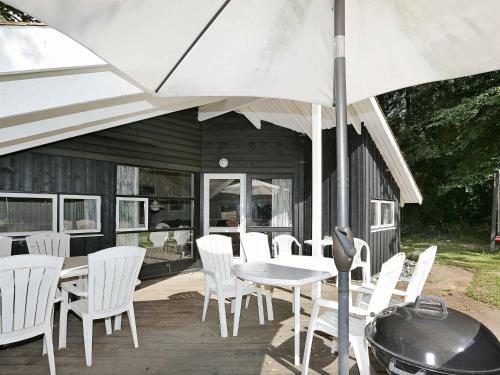 Four-bedroom Holiday Home In Melby
