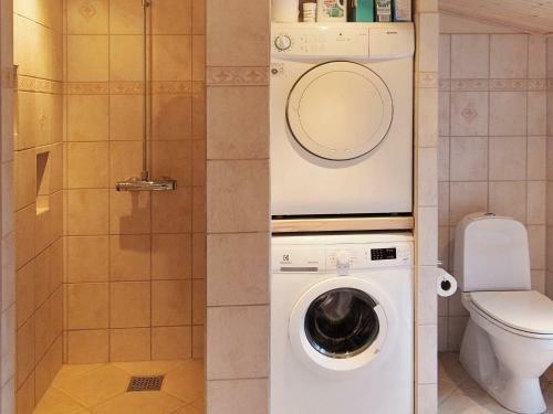 Three-bedroom Holiday Home In L�kken 82