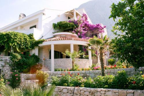 Grand View Apartments