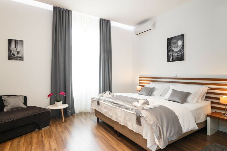Hostal Prima Luxury Rooms