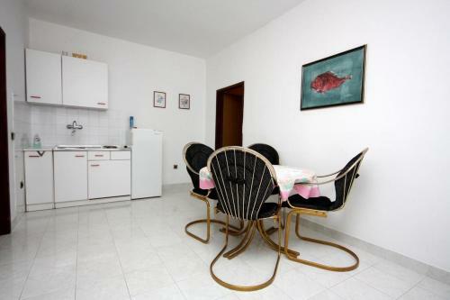 Apartments With A Parking Space Murter - 5115