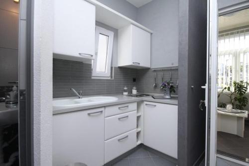 Apartments With A Parking Space Hvar - 8810