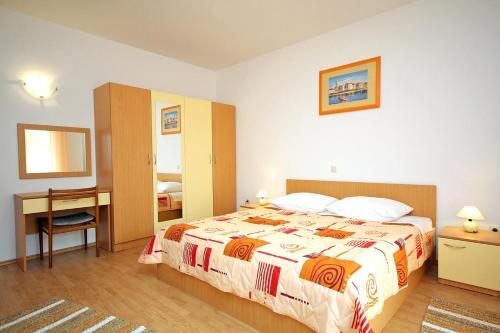 Apartments With A Parking Space Palit (rab) - 5028