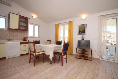Apartments With A Parking Space Hvar - 4004