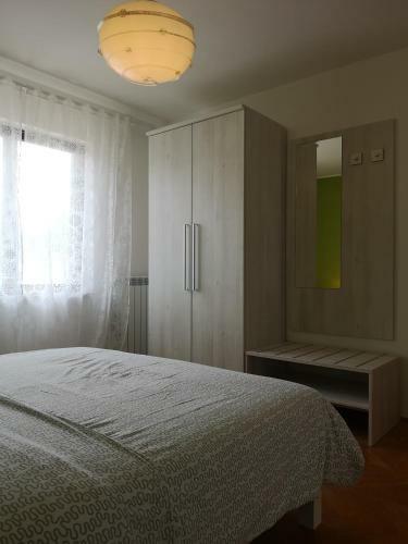 Apartments Pelo?a