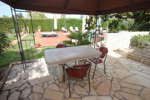 Apartments With A Swimming Pool Umag - 3358