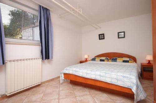 Apartments With A Swimming Pool Umag - 3358