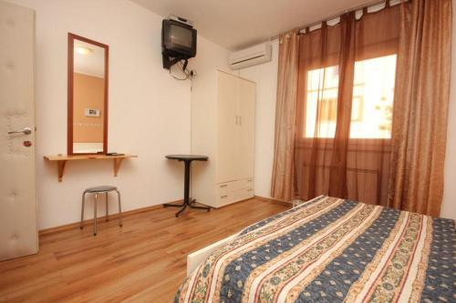 Apartments With A Swimming Pool Umag - 3358