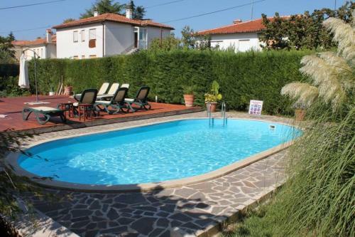 Apartments With A Swimming Pool Umag - 3358