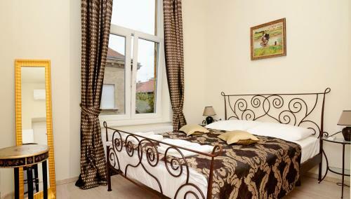 Hostal Flowers Premium Apartments & Rooms