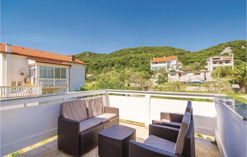 Two-bedroom Apartment Supetarska Draga 04