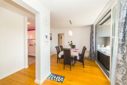 Luxuria Apartment