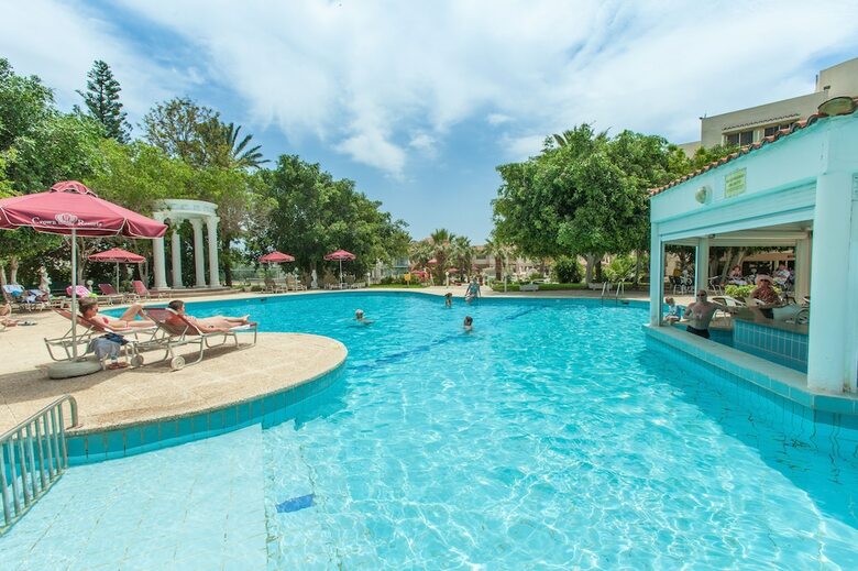Hotel Crown Resorts Henipa