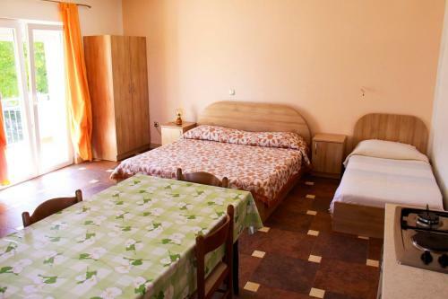 Hostal Denis Rooms And Apartments