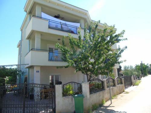 Hostal Denis Rooms And Apartments