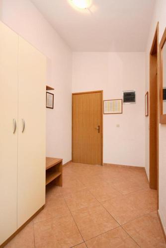 Apartment Baska Voda 10027a