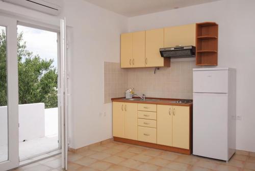 Apartments With A Parking Space Murter - 5089