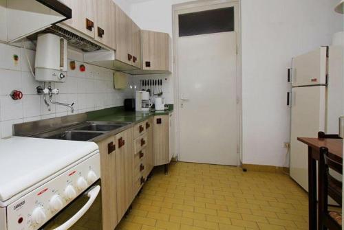 Apartments With A Parking Space Makarska - 11567