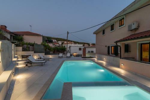 Hostal Apartment Villa Lavandula - Swimming Pool View