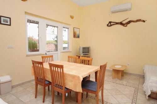 Apartment Postira 5672a