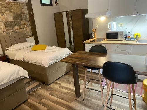 Hostal Elena Rooms