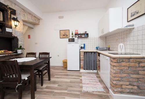 Hostal Elena Rooms