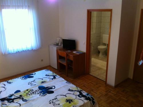 Apartments And Rooms With A Swimming Pool Novigrad - 11242