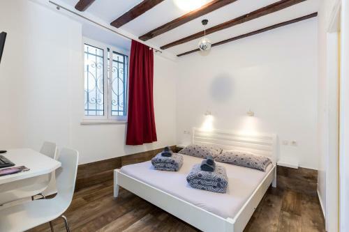 Apinelo Hostel & Apartments