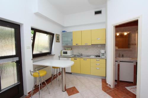 Hostal Apartments Villa Buric