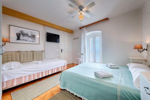 Hostal Mira Sea Front Guesthouse
