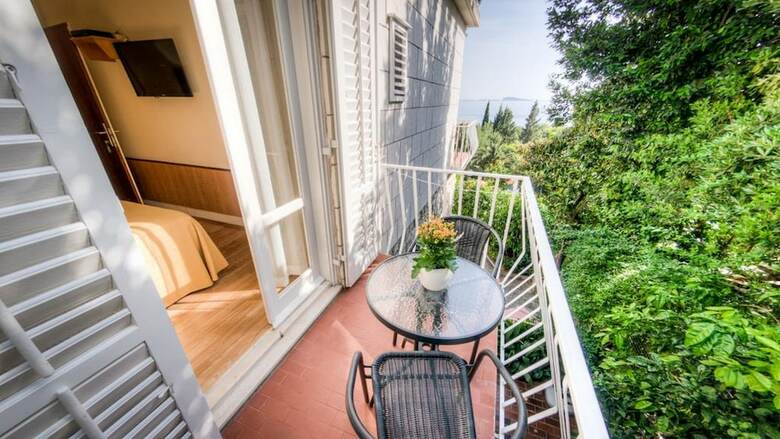 Hostal Guest House Vila Nina