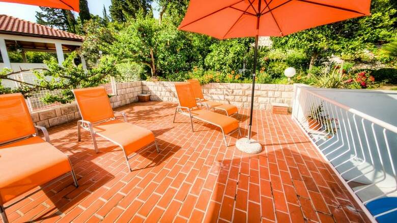 Hostal Guest House Vila Nina