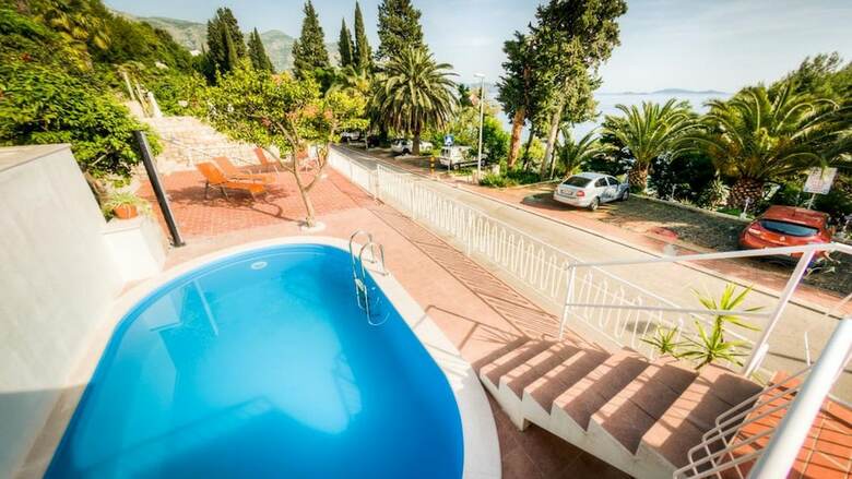 Hostal Guest House Vila Nina