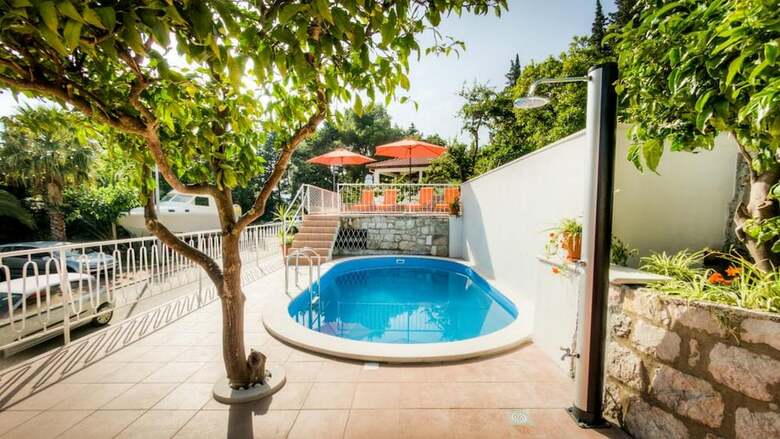 Hostal Guest House Vila Nina