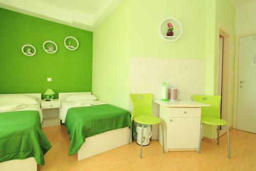 Hostal Nirvana Rooms & Apartments