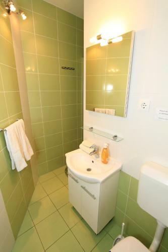Hostal Nirvana Rooms & Apartments