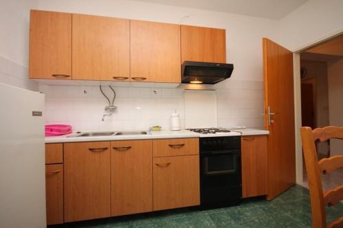 Apartments With A Parking Space Makarska - 6753