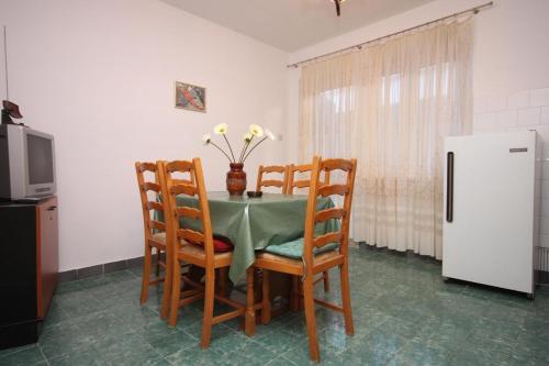 Apartments With A Parking Space Makarska - 6753